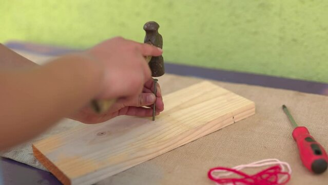 Ni&ntilde;a usa martillo