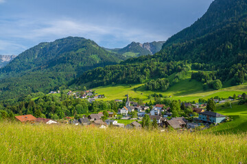 Fototapeta na wymiar Dorf Gurtis in Nenzing in Walgau in Vorarlberg, Öserreich. Blich auf den Rätikon
