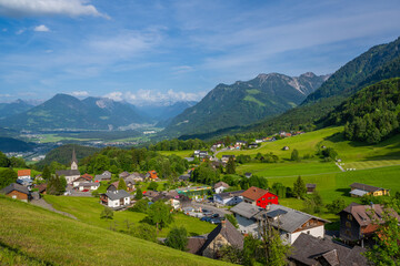 Dorf Gurtis in Nenzing in Walgau in Vorarlberg, Öserreich. Blich auf den Rätikon