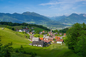 Dorf Gurtis bei Nenzing im Walgau, in Vorarlberg, Österreich - obrazy, fototapety, plakaty