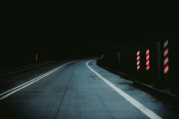 Calle o carretera oscura en el bosque sin final como callejón cerrado