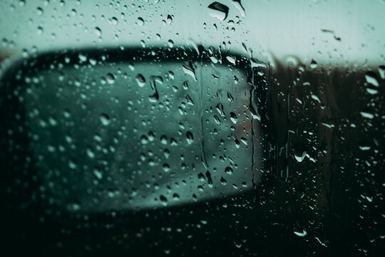 retrovisor de auto con gotas re lluvia en el parabrisas