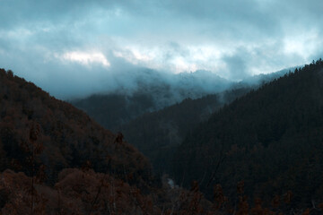 paisaje de montañas con niebla de ladera o nubes de día lluvioso en la cima de las montañas