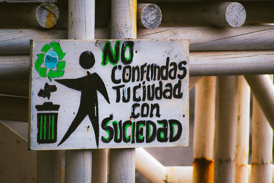 Letrero en la playa o espacio p&uacute;blico sobre botar basura y la suciedad con respecto a los turistas que dice "No confundas tu ciudad con suciedad"
