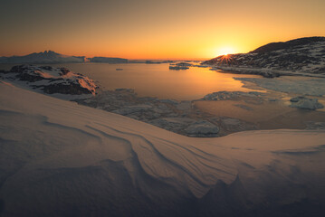 Fototapeta na wymiar sunset in greenland during winter next to ilulissat icefiord
