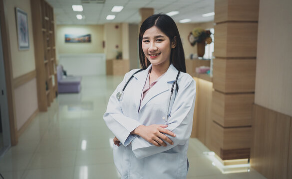 Professional doctor woman at the Patient Office.oom specialist Techniques for maintaining uniforms for working women and children