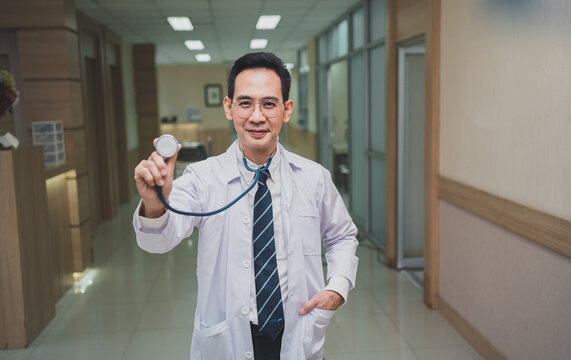 Professional doctor  at the Patient Office.oom specialist Techniques for maintaining uniforms for working 