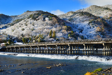 Fototapeta premium 雪化粧した京都市嵐山の渡月橋が清々しい