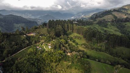 Obraz premium Panorámica. Paisaje verde de montaña con nubes