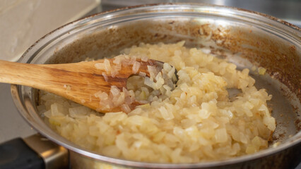 タマネギを炒める｜飴色玉ねぎをつくる