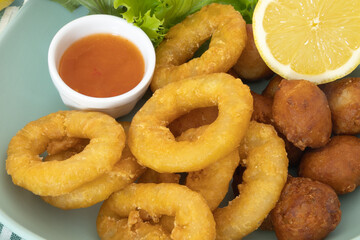 assiette de beignets et de calmars à la romaine en gros plan