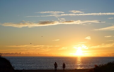 Fototapeta premium couple on the beach at sunset