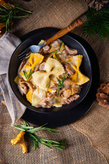 Chanterelles with pasta and cream sauce
