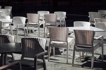Image of tables and chairs outside a restaurant in Murcia on a sunny day