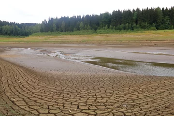 Wandcirkels aluminium August 25 2018 - Lehnmuehle, Saxony, Germany: A dried up empty reservoir and dam during a summer heatwave, low rainfall and drought in Saxony, Germany, Talsperre Lehnmuehle © Dynamoland