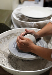profesional artesano moldeando pieza de cerámica en horno de alfarero - obrazy, fototapety, plakaty