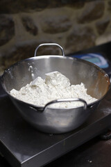 harina de repostería en cazuela de aluminio