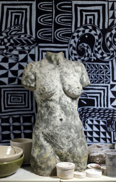 escultura de busto de mujer sin brazos y si cabeza