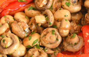 Gebratene Champignons und Paprika mit Petersilie