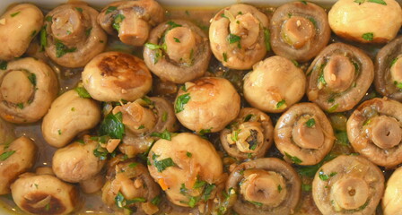 Gebratene Champignons mit Petersilie