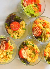 Couscous in kleinen Portionsgläsern