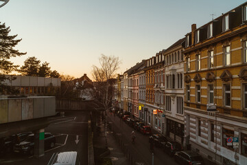 Blick in der Maxstraße in Bonn eine Großstadt in Nordrhein-Westfalen bei Sonnenuntergang