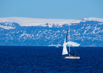 Fototapeta premium Sailing along the western coast of Greenland