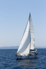 Naklejka premium sailboat on the sea