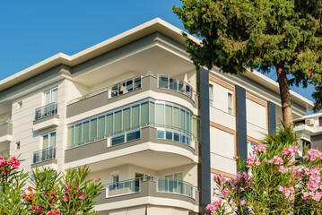 Fototapeta na wymiar Image of the exterior of a residential building against a blue sky.