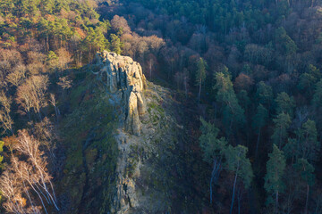 Klusfelsen im Harz mit den Hohlräumen und Höhlen in der Felsrippe aus Sandstein
