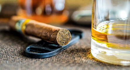 zigarre mit einem glas whisky