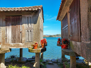 Galicia, Combarro. Orreo junto al mar