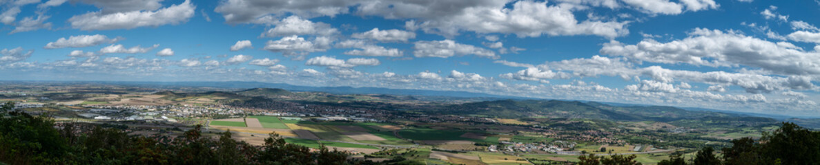 Fototapeta na wymiar vue panoramique du plateau de Gergovie, Auvergne Puy de Dôme