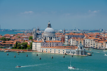 Naklejka premium Vue de la basilique Santa Maria della Salute depuis l'église de San Giorgio Maggiore.