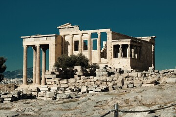 Obraz premium View of the archaeological site of Acropolis hill with Erechtheio temple in the background.