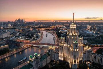 Rugzak panorama van de wolkenkrabbers van Moskou. Moskou, Rusland. augustus 2022 © Сергей Ануфриев