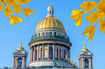 Fototapeta premium Autumn Petersburg. Dome of St. Isaac's Cathedral in autumn foliage, St. Petersburg, Russia