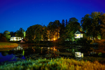 Obraz premium Houses by the lake in Vihula, Lahemaa park, Estonia.
