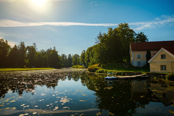 Obraz premium Houses by the lake in Vihula, Lahemaa park, Estonia.