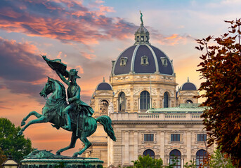 Standbeeld van aartshertog Charles en Museum of Natural History-koepel bij zonsondergang, Wenen, Oostenrijk