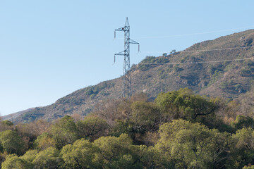torre de distribucion de alta tension istalada en un paisaje montañoso