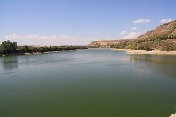 Agua verde de pantano, con las laderas secas en los bordes
