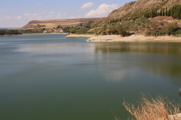 Agua verde de pantano, con las laderas secas en los bordes