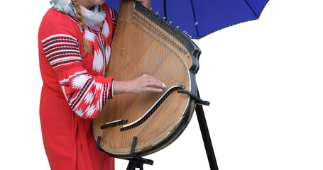 Eine Frau spielt ein Instrument auf isoliertem Hintergrund
