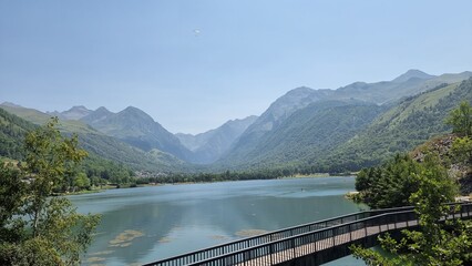 Fototapeta premium De très belles photos des Pyrénées en été avec l'eau froide