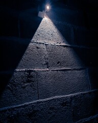Une image qui montre la ligne entre l'obscurité et la lumière
