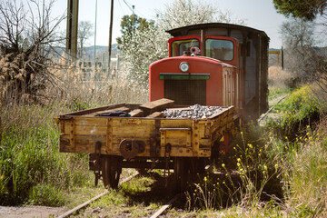 ferrocarril antiguo con carga
