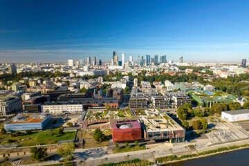 Panorama Warszawy, widok z drona na centrum miasta z wieżowcami w tle