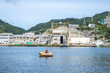 Fototapeta na wymiar クルージング船から望む長崎造船所 