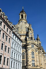 Fototapeta na wymiar Häuser vor der Frauenkirche in Dresden